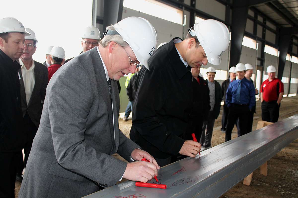 President Loren Baidas & V.P. of Service Operations Chris Dietrich signing the beam