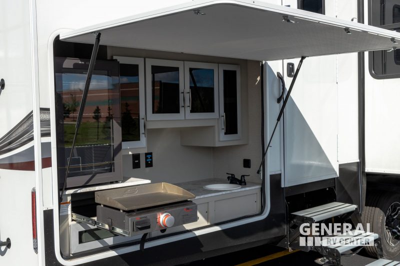 10 Amazing Rvs With Outdoor Kitchens, Travel Trailer With Island Kitchen And Bar